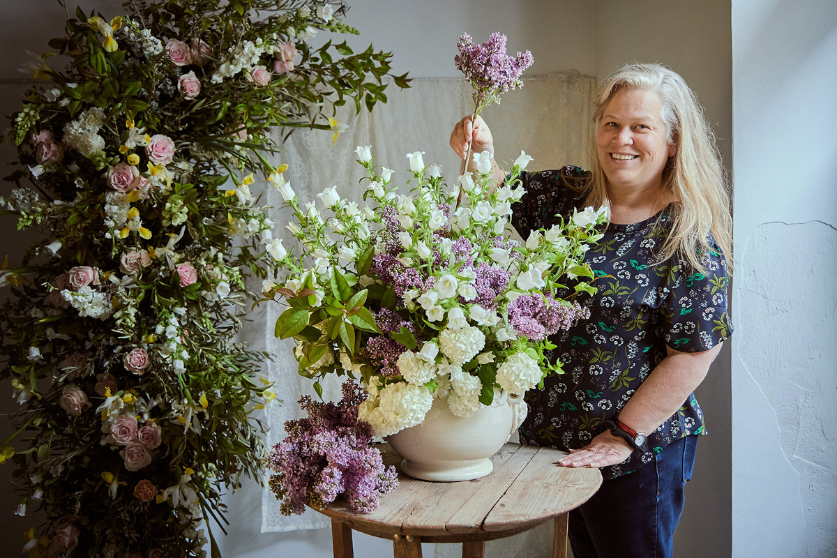 Alicia Schwede arranging flowers at a floral retreat in Città Della Pieve in Italy